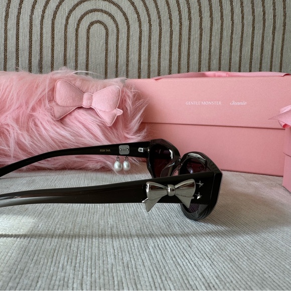 Gentle Monster Jentle Salon Fishtail Brown with Aile.M charm and Dottler charm - Picture 8 of 12